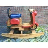 Vespa hobbelscooter van massief hout uit 1985 (collector's item)
