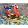 Vespa hobbelscooter van massief hout uit 1985 (collector's item)