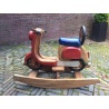 Vespa hobbelscooter van massief hout uit 1985 (collector's item)