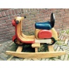 Vespa hobbelscooter van massief hout uit 1985 (collector's item)