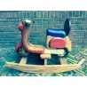 Vespa hobbelscooter van massief hout uit 1985 (collector's item)